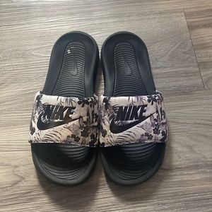 nike slides (7.5W)